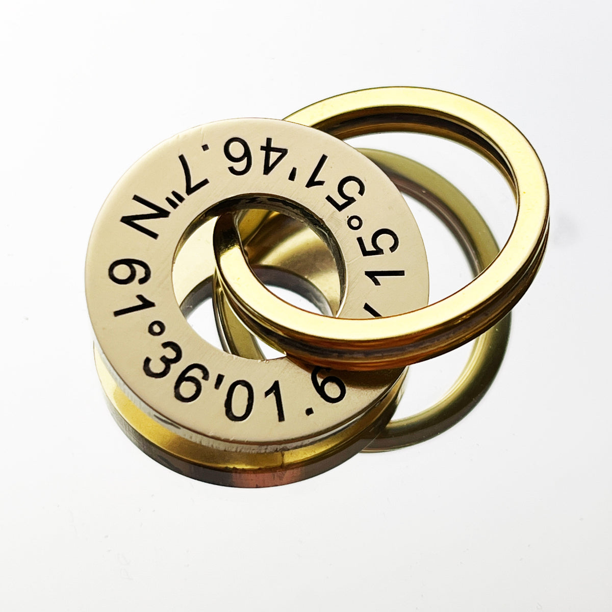 Personalisierter runder Koordinaten Anhänger mit Gravur | Schlüsselanhänger aus Metall | Geschenk mit Name Datum Ort | perfekt für Sie & Ihn