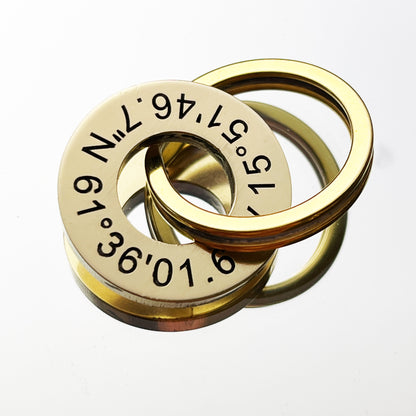 Personalisierter runder Koordinaten Anhänger mit Gravur | Schlüsselanhänger aus Metall | Geschenk mit Name Datum Ort | perfekt für Sie & Ihn